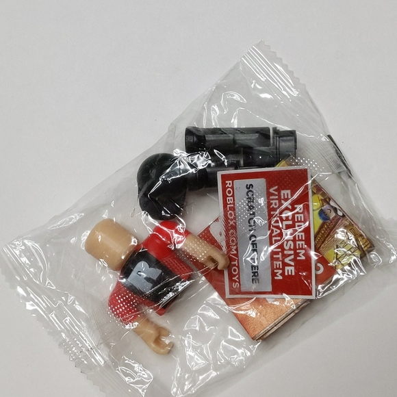 Roblox Mystery Box Series 2: Roblox Staff Figure with code - Picture 2 of 2